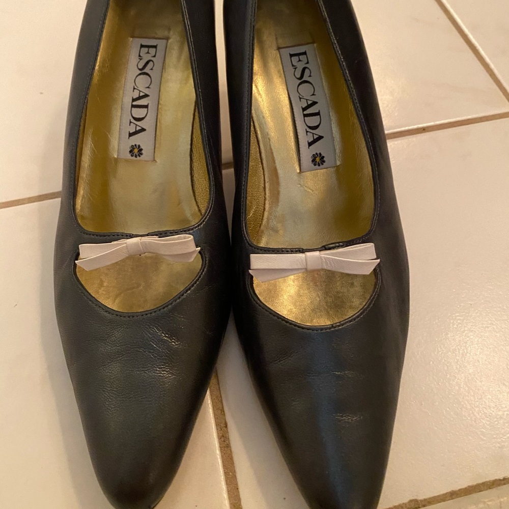 Escada Pumps With White Bow